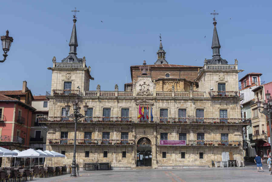 León 002 - plaza Mayor - antiguo Consistorio de León.jpg